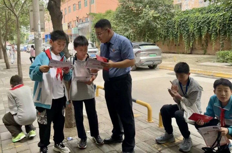 【渭滨检察】向药物滥用说不渭滨检察在校园周边开展青少年禁毒宣传…